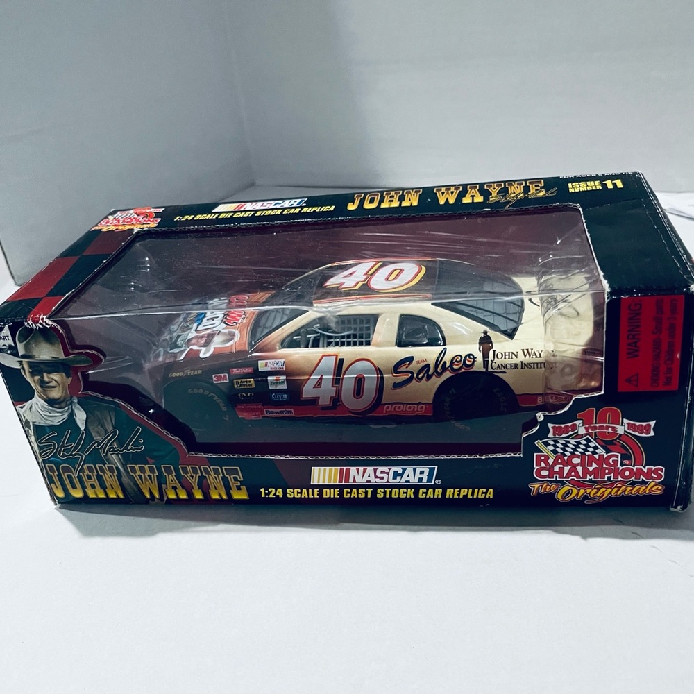 NASCAR 1:24 Scale Die Cast Car Replica (Sterling Martín #40 ) John Wayne Edition
